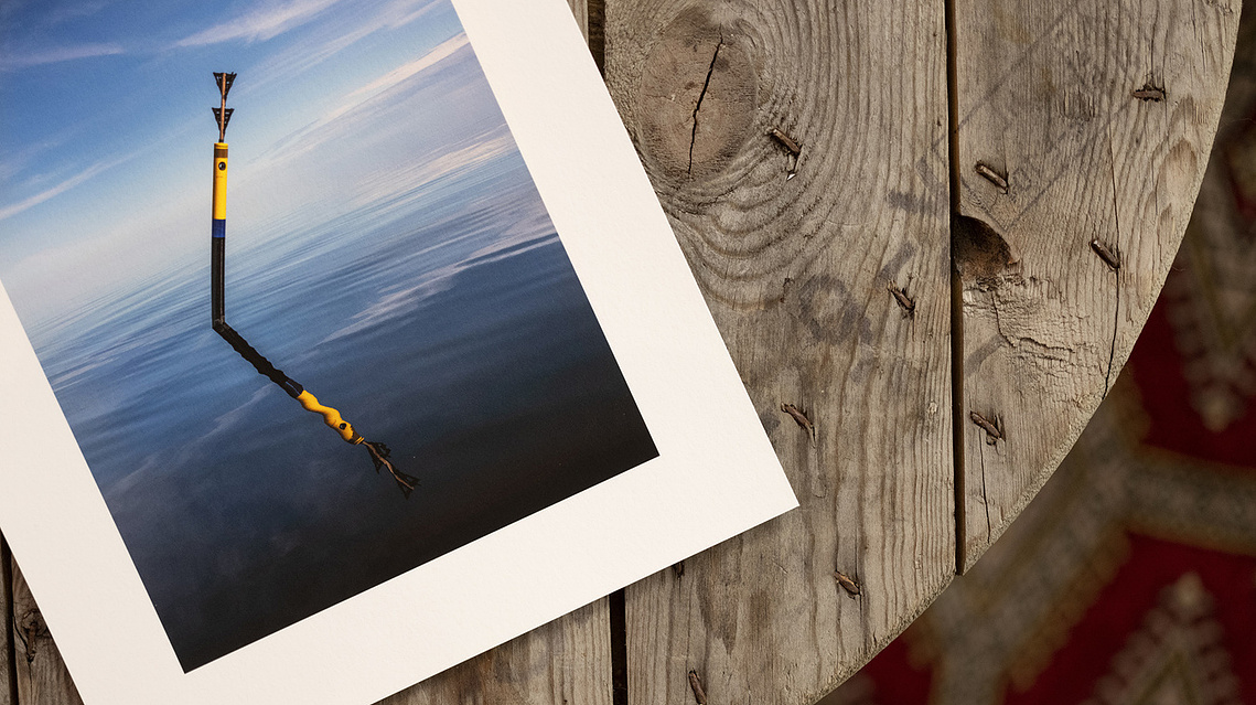 träbord med ett fotografi