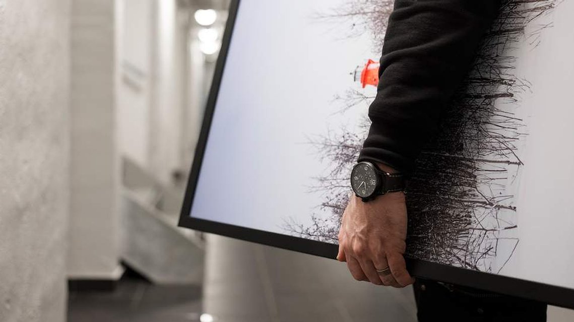 en man som bär en tavla